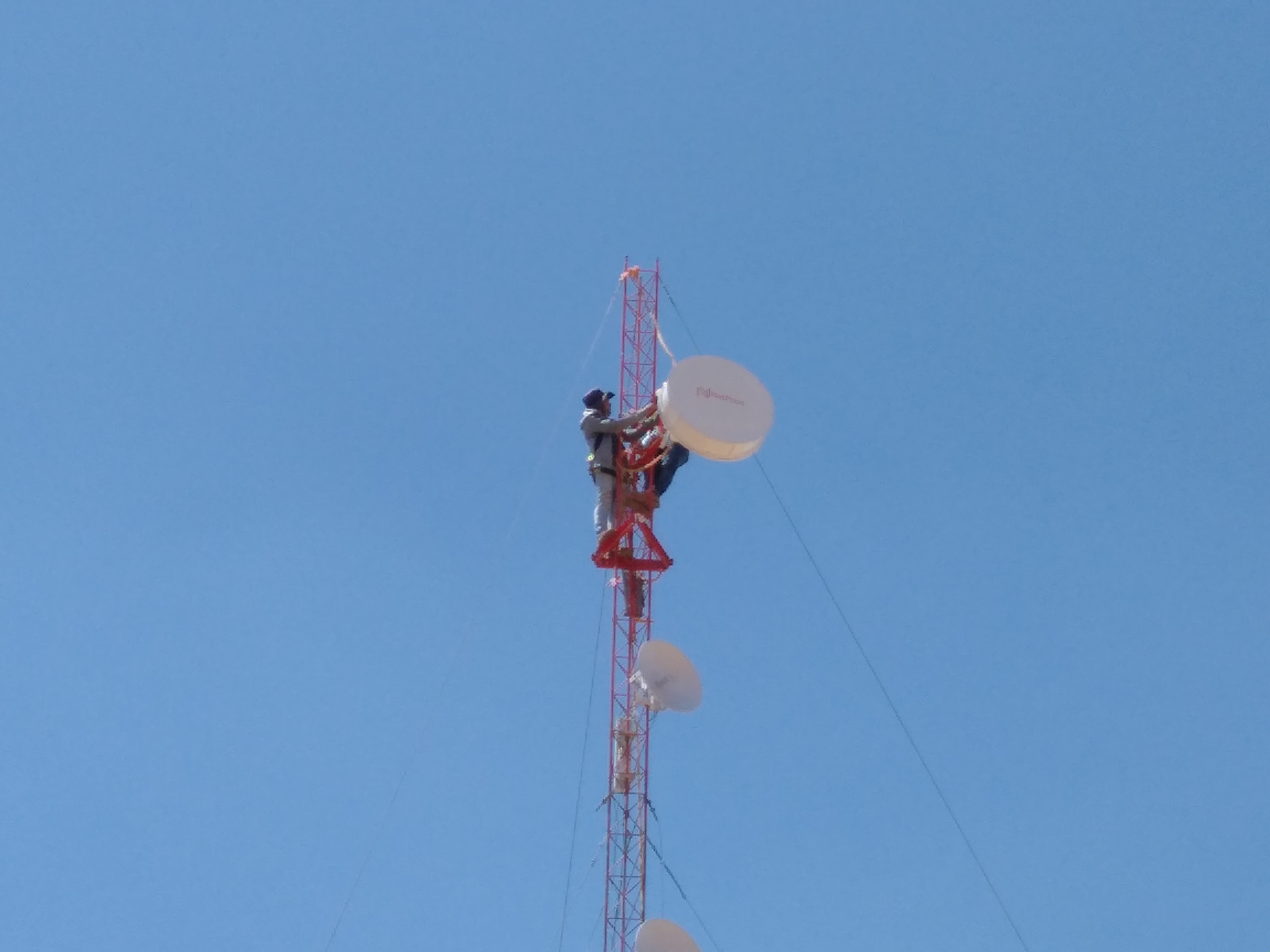 Torre de telecomunicaciones con radioenlaces