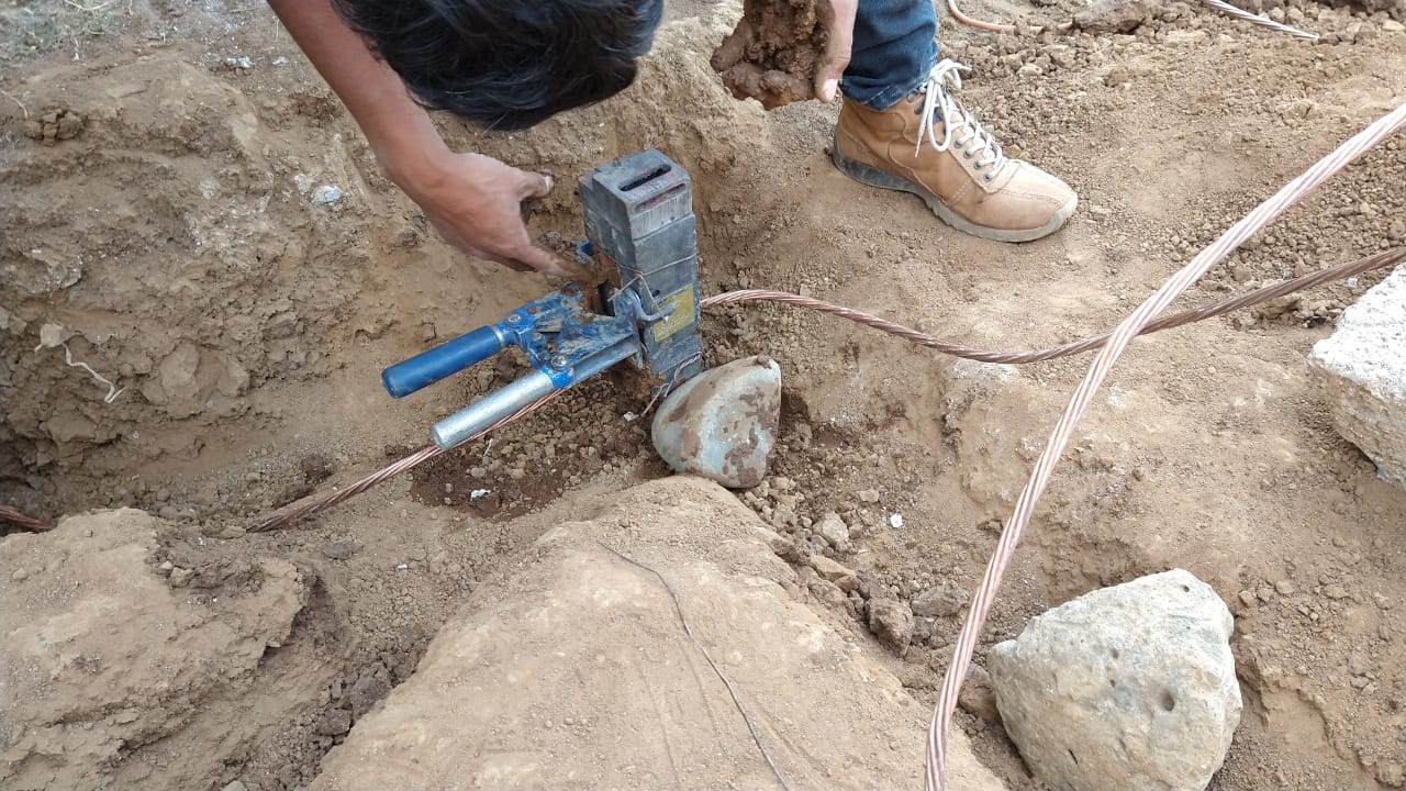 Instalación de tierra física en zanja con conductor de cobre
